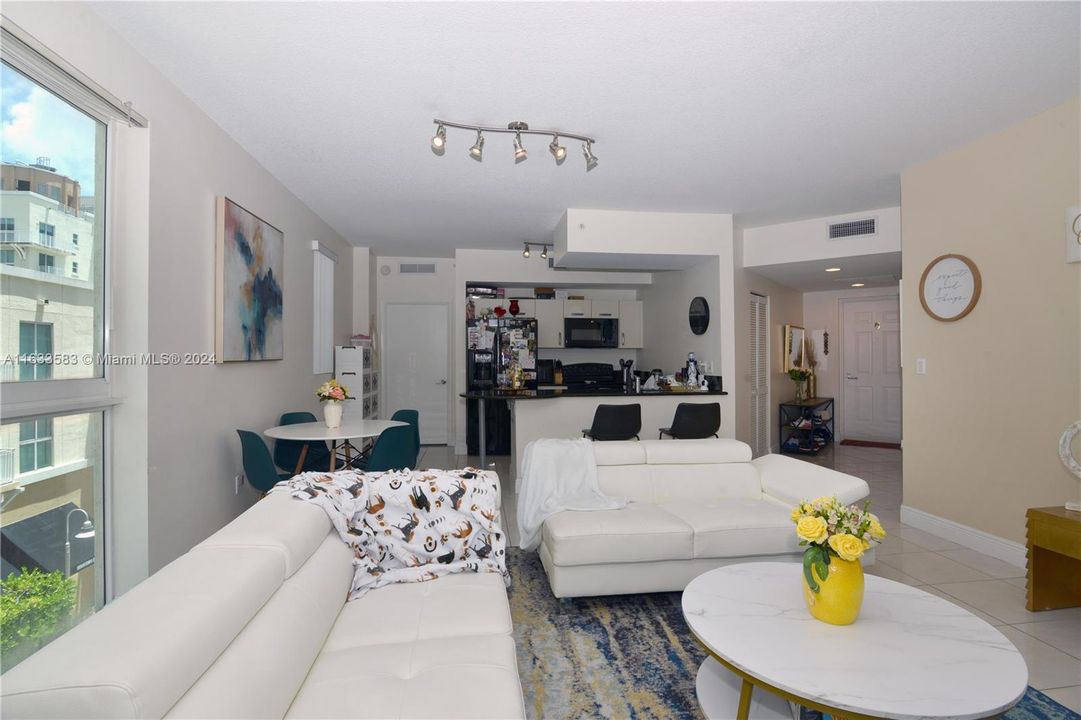 Active With Contract: $419,900 (2 beds, 2 baths, 1129 Square Feet)