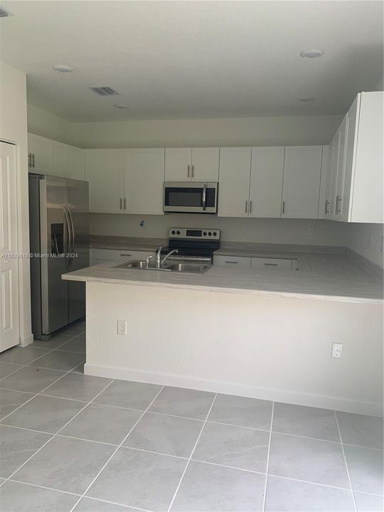 Active With Contract: $2,500 (3 beds, 2 baths, 1612 Square Feet)