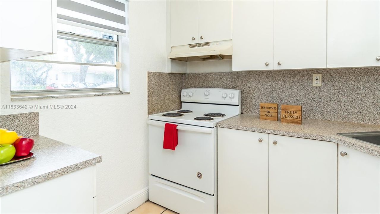 For Sale: $220,000 (2 beds, 1 baths, 801 Square Feet)