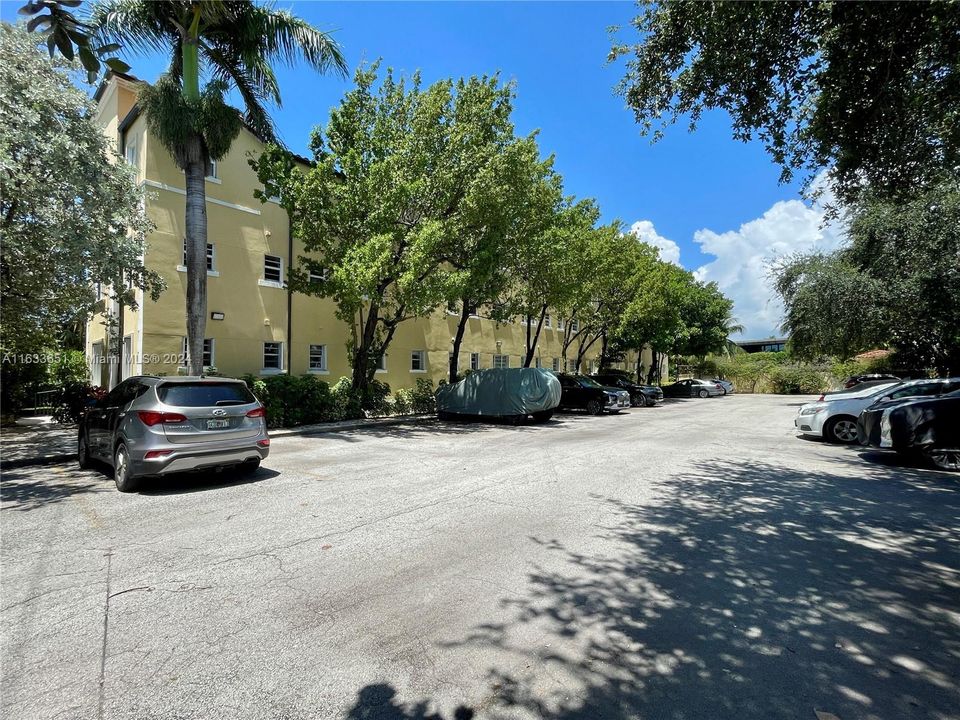 Active With Contract: $3,000 (1 beds, 1 baths, 603 Square Feet)