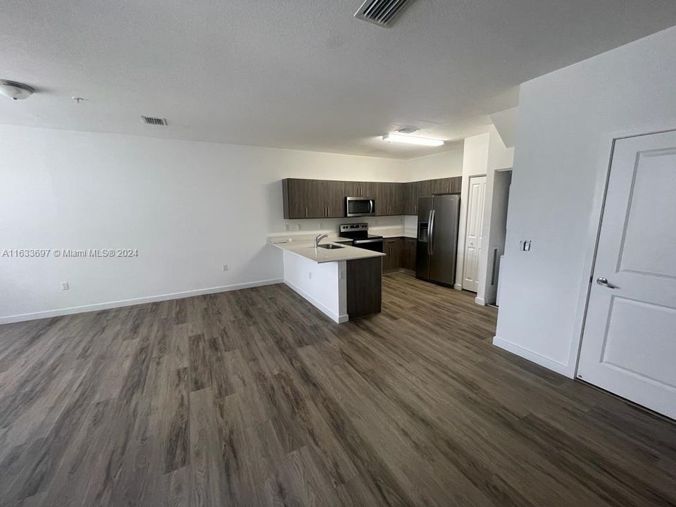 Active With Contract: $2,549 (2 beds, 2 baths, 1262 Square Feet)