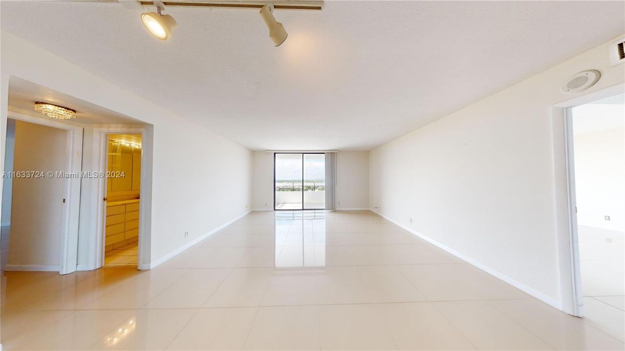 For Sale: $345,000 (2 beds, 2 baths, 1400 Square Feet)