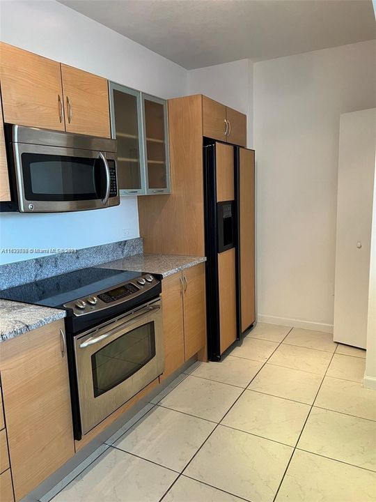 For Rent: $2,400 (1 beds, 1 baths, 765 Square Feet)