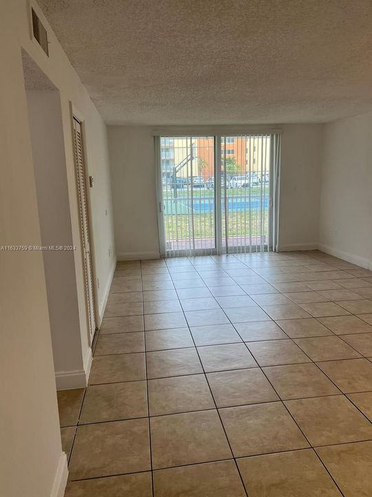 Active With Contract: $1,800 (1 beds, 1 baths, 742 Square Feet)