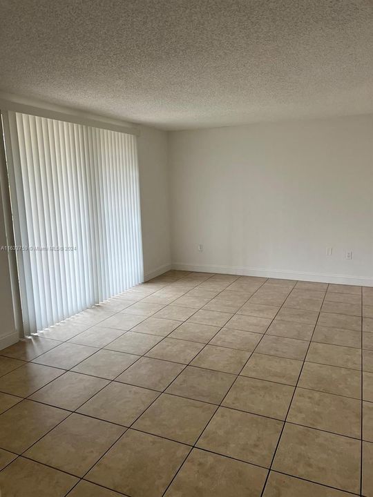 Active With Contract: $1,800 (1 beds, 1 baths, 742 Square Feet)