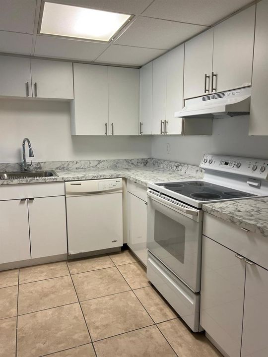 Active With Contract: $1,800 (1 beds, 1 baths, 742 Square Feet)