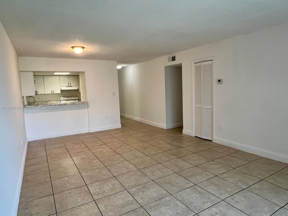 Active With Contract: $1,800 (1 beds, 1 baths, 742 Square Feet)