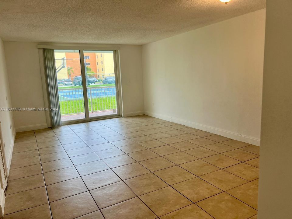 Active With Contract: $1,800 (1 beds, 1 baths, 742 Square Feet)