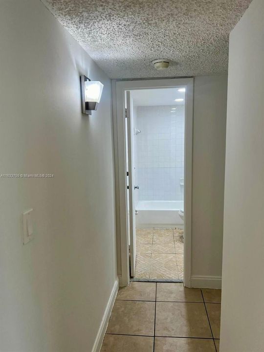 Active With Contract: $1,800 (1 beds, 1 baths, 742 Square Feet)