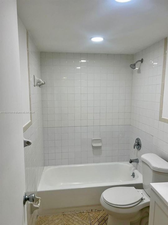 Active With Contract: $1,800 (1 beds, 1 baths, 742 Square Feet)