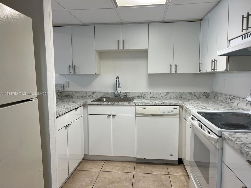 Active With Contract: $1,800 (1 beds, 1 baths, 742 Square Feet)