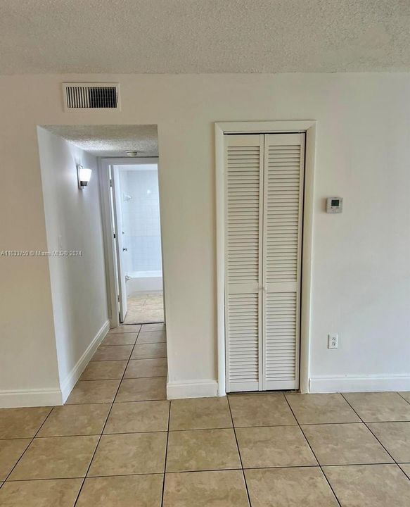 Active With Contract: $1,800 (1 beds, 1 baths, 742 Square Feet)