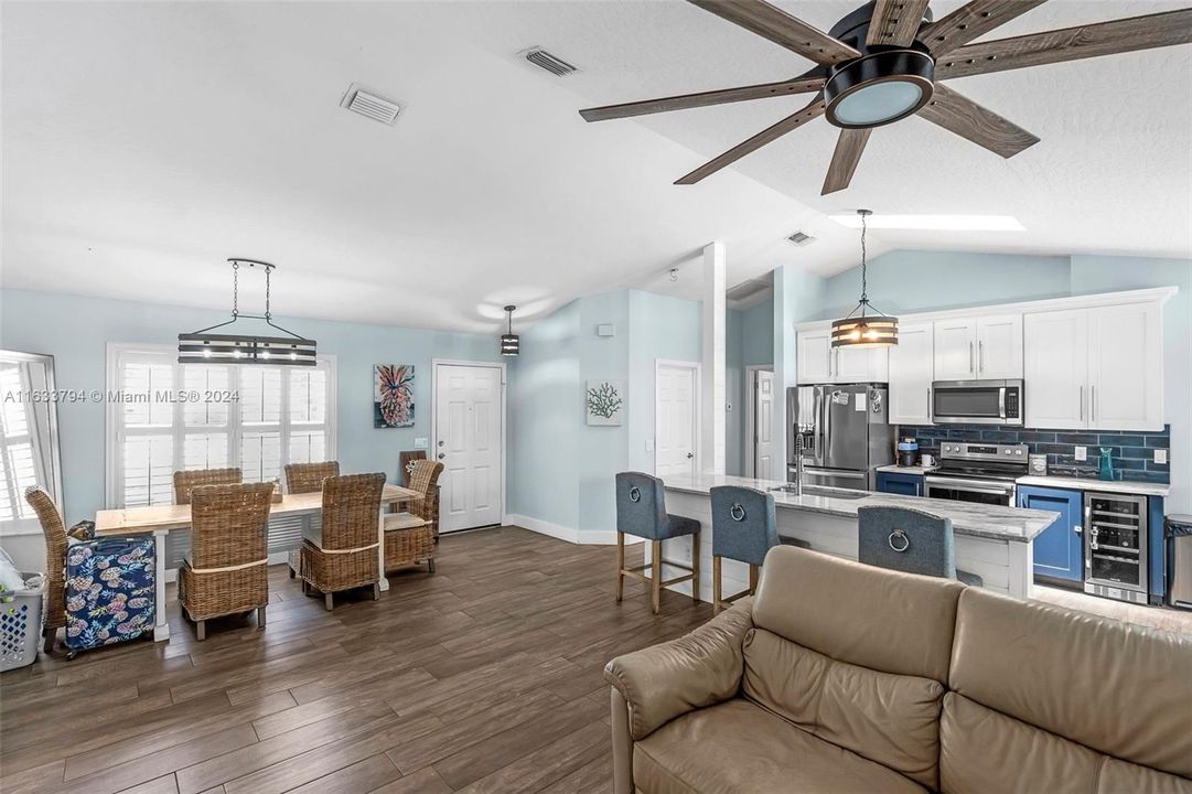 For Sale: $369,900 (3 beds, 2 baths, 1384 Square Feet)