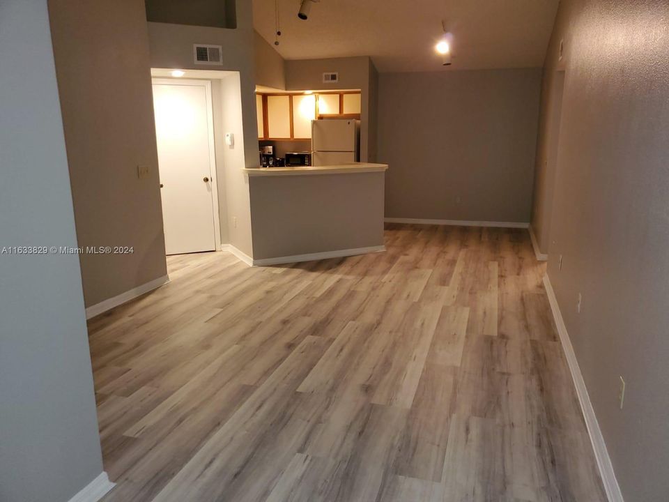 For Sale: $175,000 (1 beds, 1 baths, 726 Square Feet)