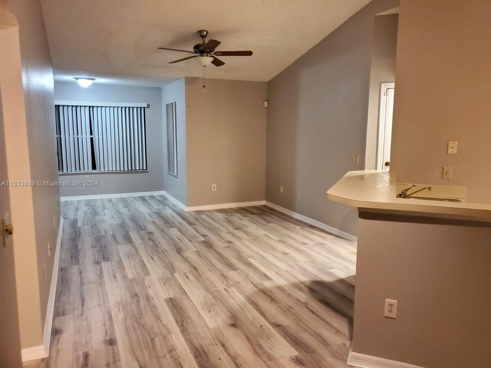 For Sale: $175,000 (1 beds, 1 baths, 726 Square Feet)