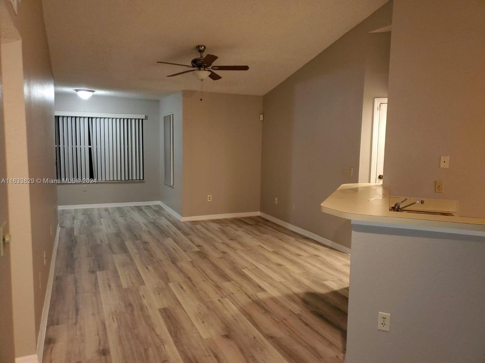 For Sale: $175,000 (1 beds, 1 baths, 726 Square Feet)