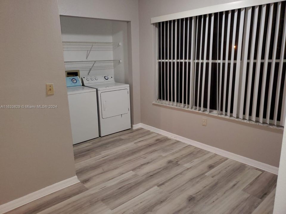 For Sale: $175,000 (1 beds, 1 baths, 726 Square Feet)