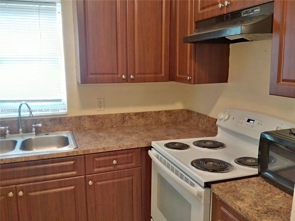 For Rent: $1,735 (2 beds, 1 baths, 740 Square Feet)