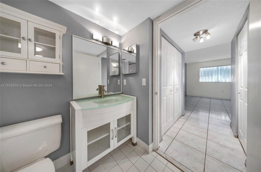 Active With Contract: $1,950 (1 beds, 1 baths, 670 Square Feet)