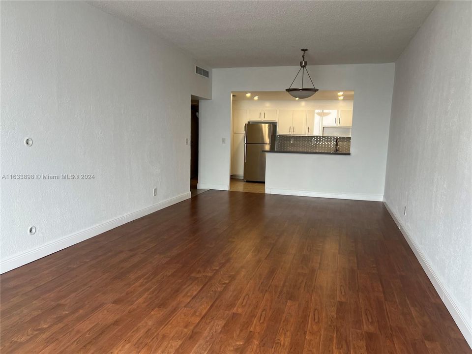 For Rent: $2,800 (1 beds, 1 baths, 1000 Square Feet)