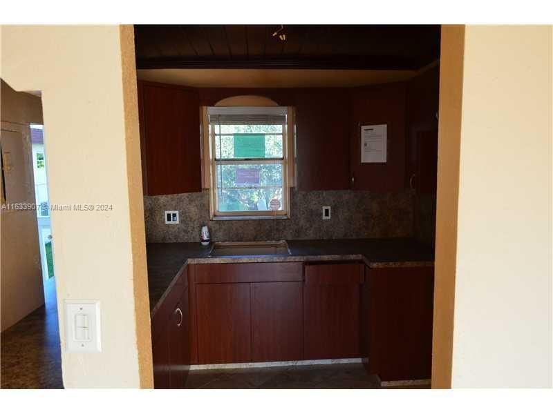 Recently Rented: $1,695 (1 beds, 1 baths, 670 Square Feet)