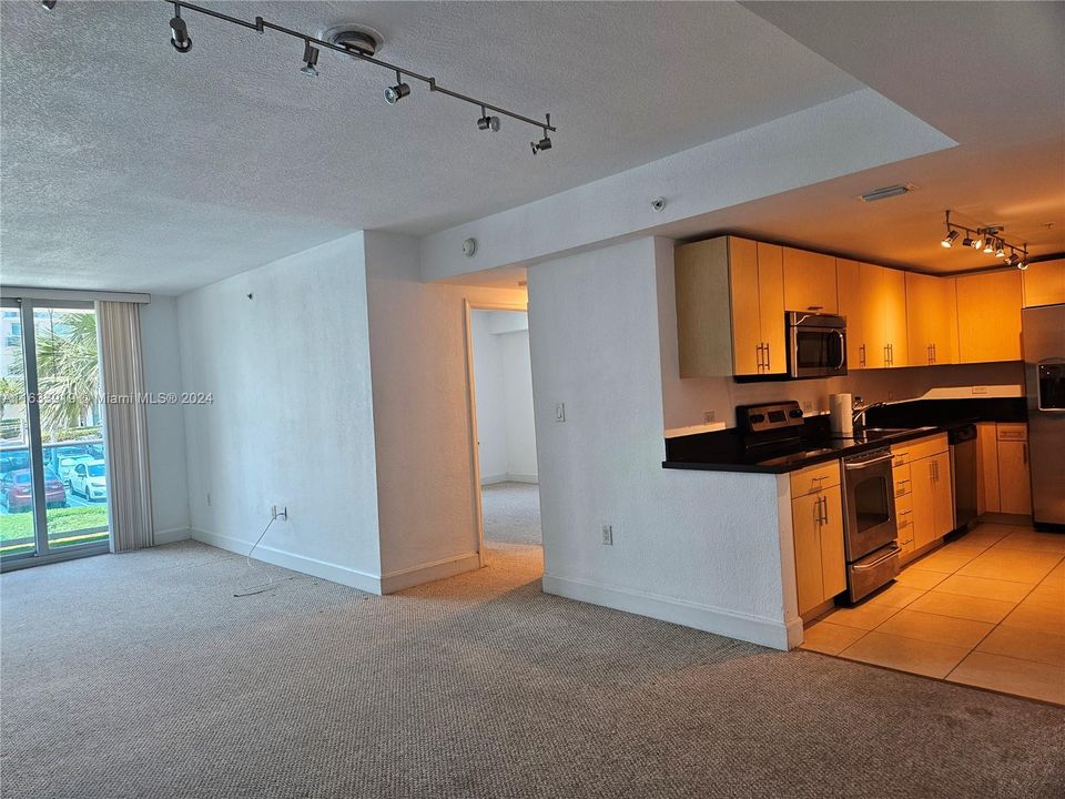 For Rent: $2,100 (1 beds, 1 baths, 825 Square Feet)