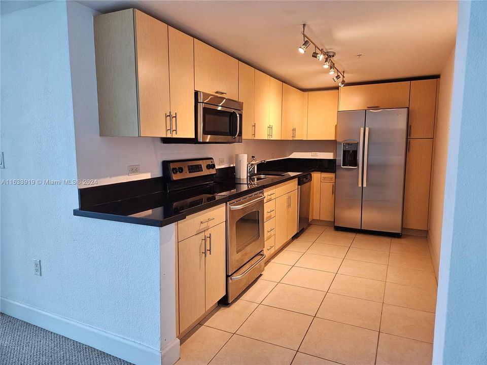 For Rent: $2,100 (1 beds, 1 baths, 825 Square Feet)