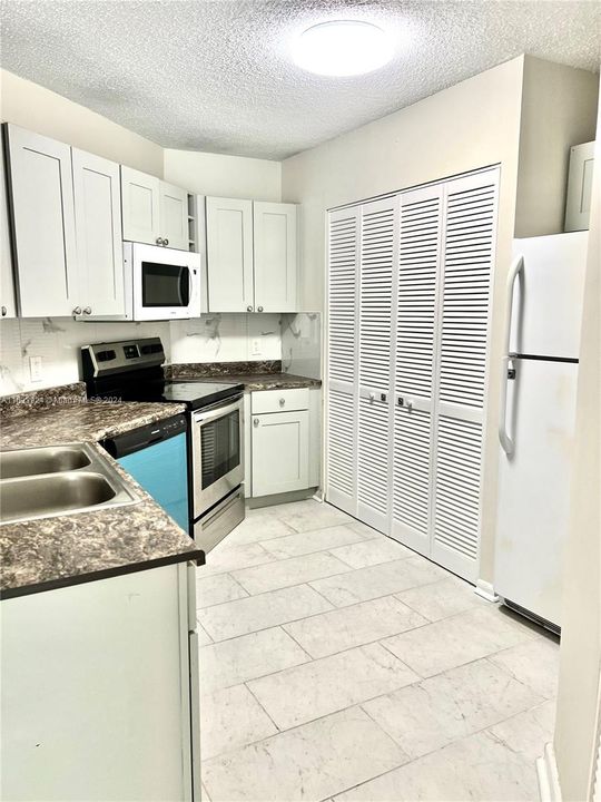 最近租的: $2,300 (2 贝兹, 2 浴室, 982 平方英尺)