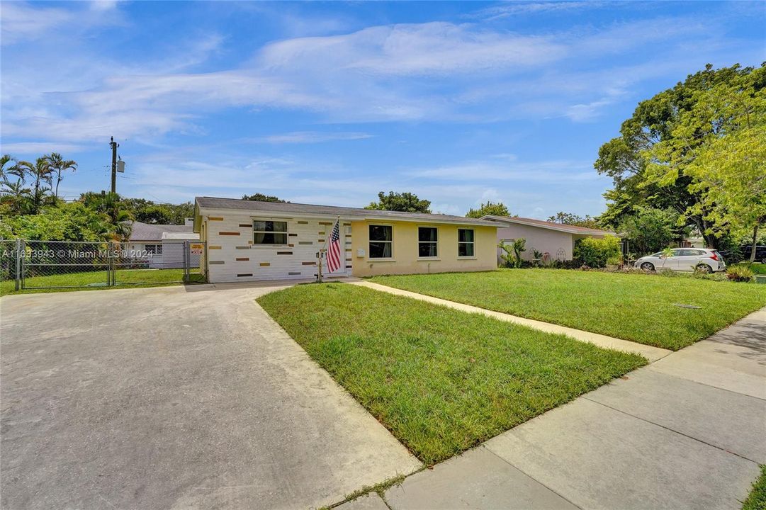 For Sale: $569,000 (3 beds, 2 baths, 1228 Square Feet)