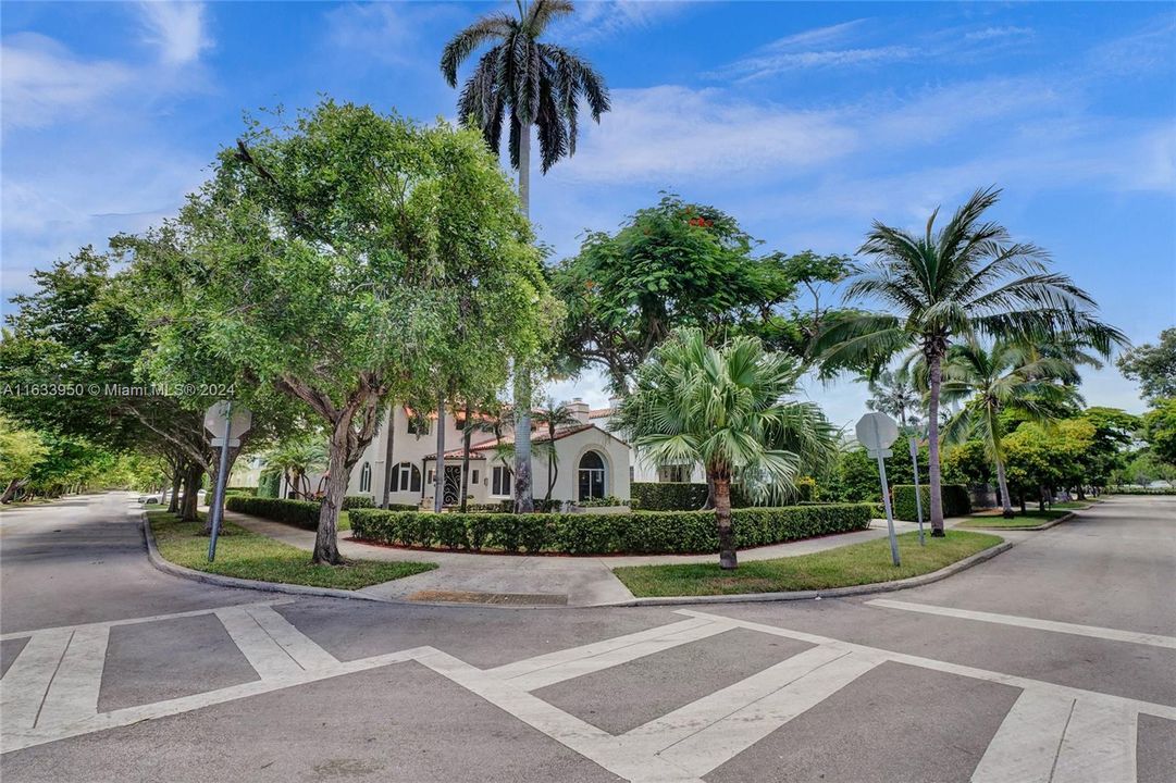 For Sale: $3,399,000 (4 beds, 4 baths, 3281 Square Feet)