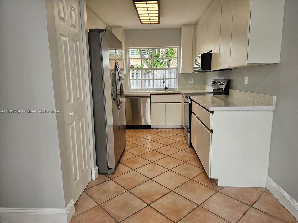 Active With Contract: $2,950 (2 beds, 2 baths, 1410 Square Feet)