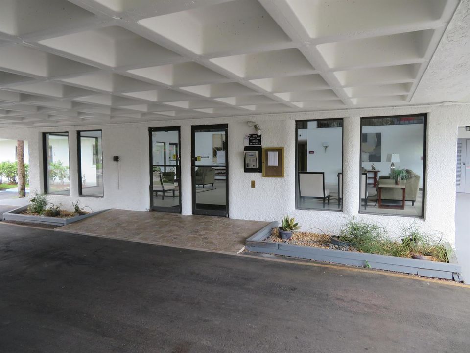 8_9233_Bldg._Lobby_Entry
