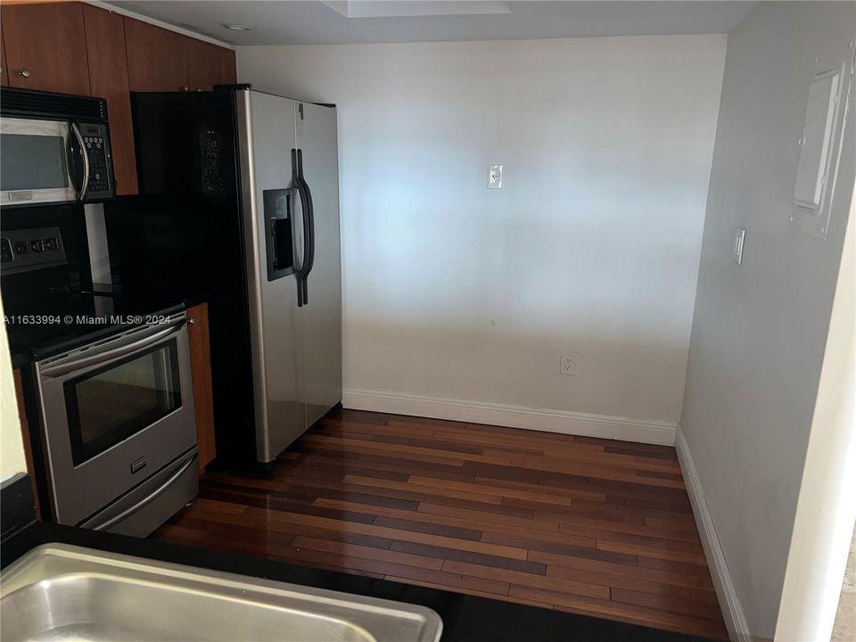 For Sale: $395,000 (1 beds, 1 baths, 840 Square Feet)