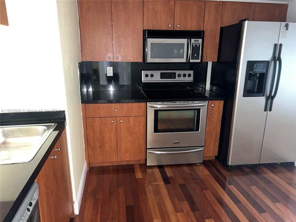 For Sale: $395,000 (1 beds, 1 baths, 840 Square Feet)