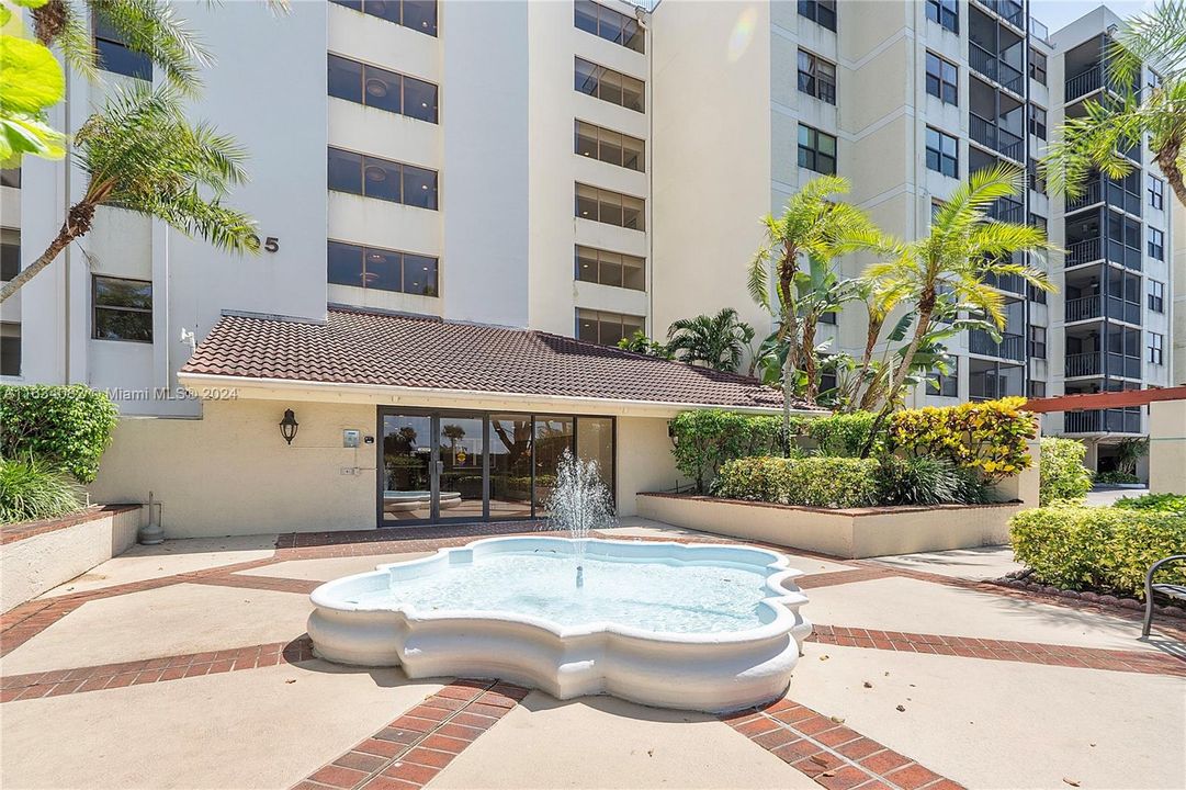 Active With Contract: $2,500 (2 beds, 2 baths, 1300 Square Feet)