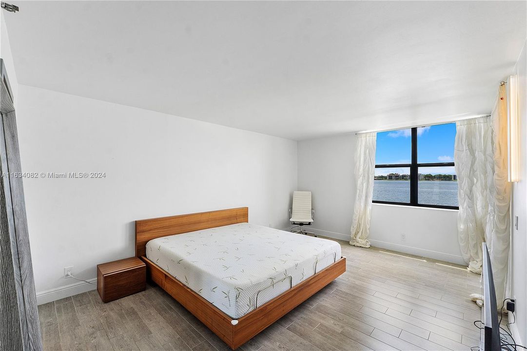 Active With Contract: $2,500 (2 beds, 2 baths, 1300 Square Feet)