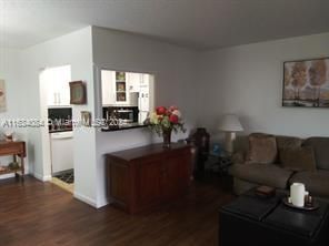 Active With Contract: $1,450 (1 beds, 1 baths, 720 Square Feet)