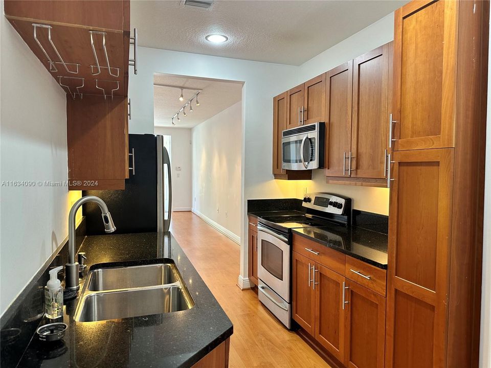 For Rent: $2,000 (1 beds, 1 baths, 762 Square Feet)