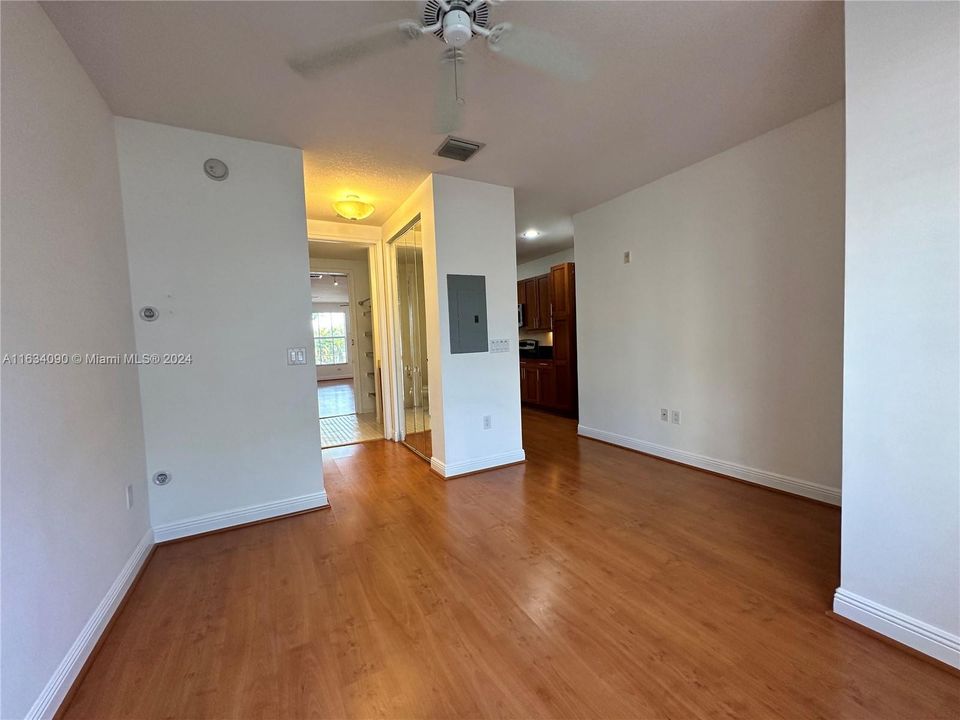 For Rent: $2,000 (1 beds, 1 baths, 762 Square Feet)