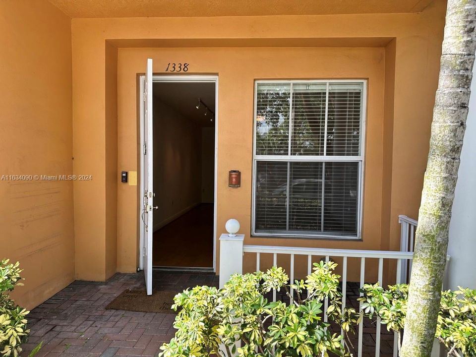 For Rent: $2,000 (1 beds, 1 baths, 762 Square Feet)