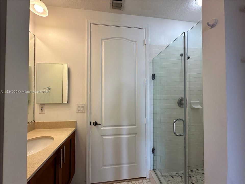 For Rent: $2,000 (1 beds, 1 baths, 762 Square Feet)