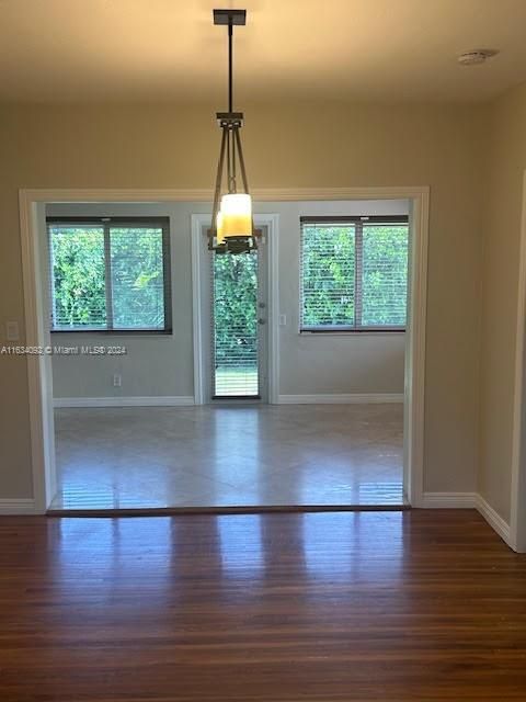 Recently Rented: $3,950 (2 beds, 1 baths, 1285 Square Feet)