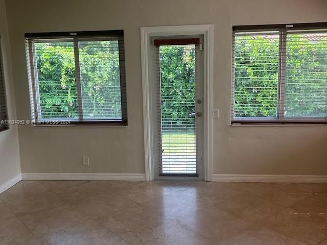 Recently Rented: $3,950 (2 beds, 1 baths, 1285 Square Feet)