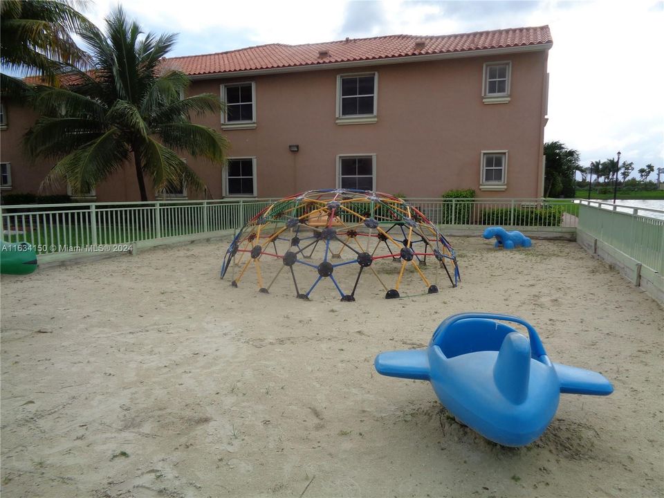 Recently Rented: $2,900 (3 beds, 2 baths, 1534 Square Feet)