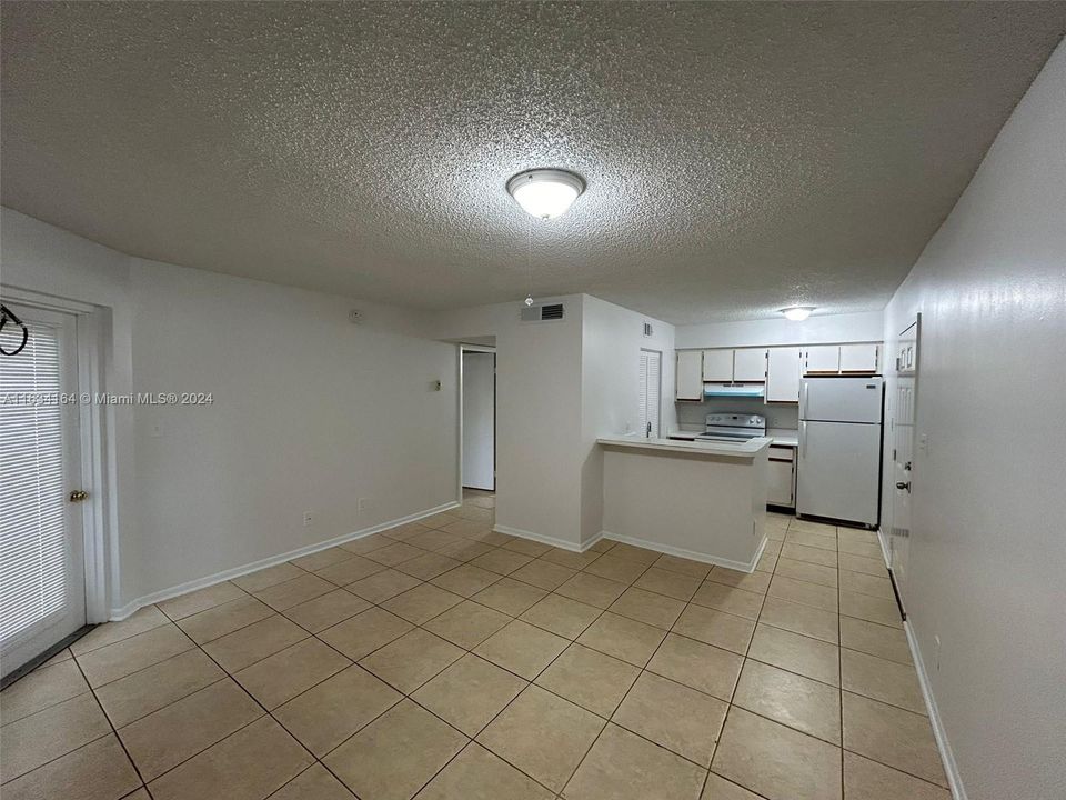 Active With Contract: $1,799 (1 beds, 1 baths, 650 Square Feet)