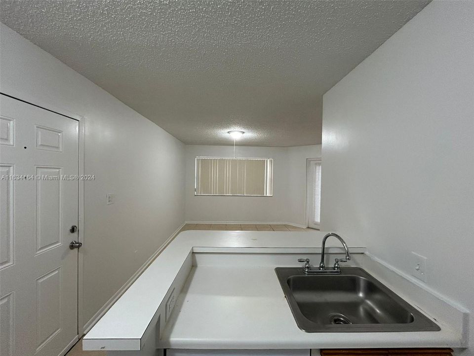 Active With Contract: $1,799 (1 beds, 1 baths, 650 Square Feet)