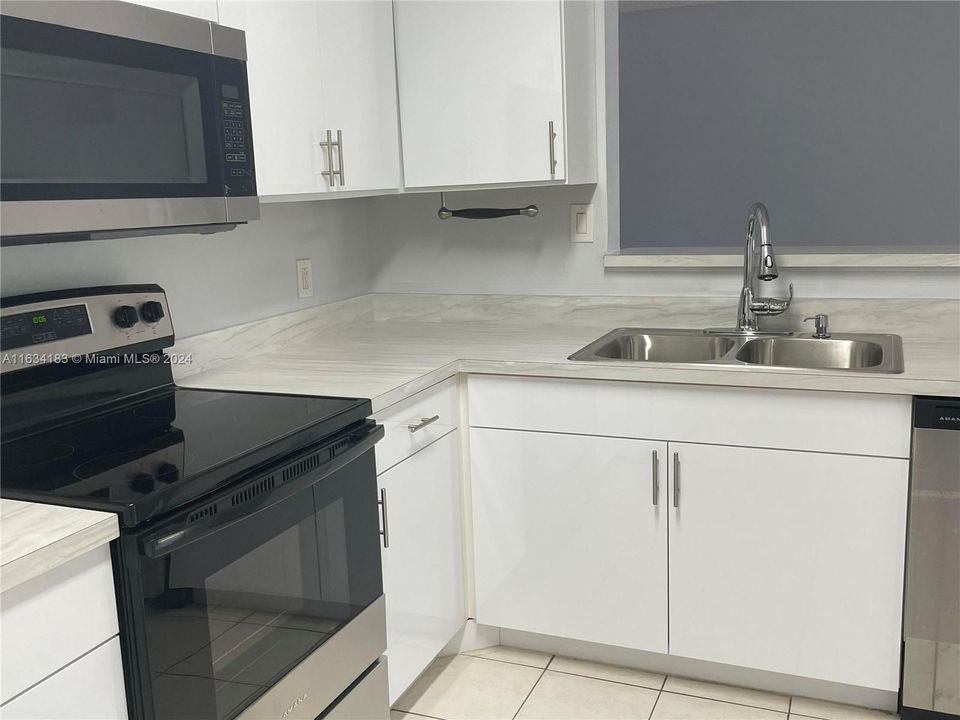 Active With Contract: $2,100 (2 beds, 2 baths, 1114 Square Feet)