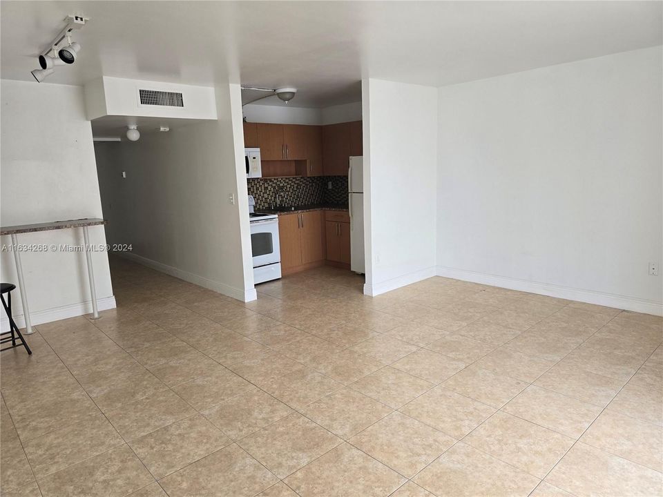 Active With Contract: $1,700 (0 beds, 1 baths, 510 Square Feet)