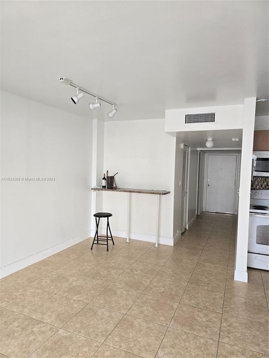 Active With Contract: $1,700 (0 beds, 1 baths, 510 Square Feet)