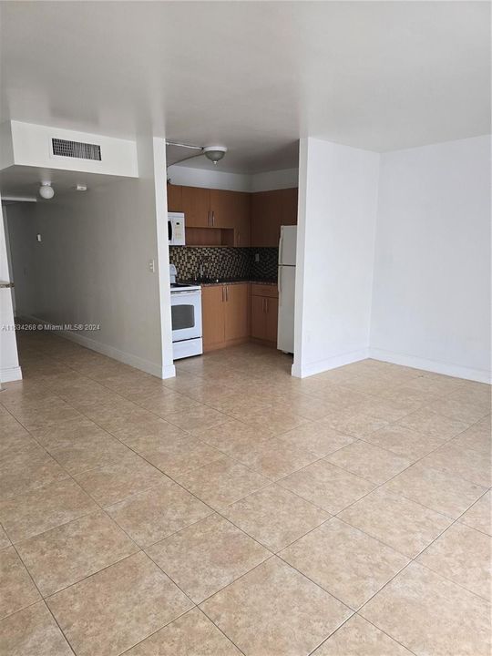 Active With Contract: $1,700 (0 beds, 1 baths, 510 Square Feet)